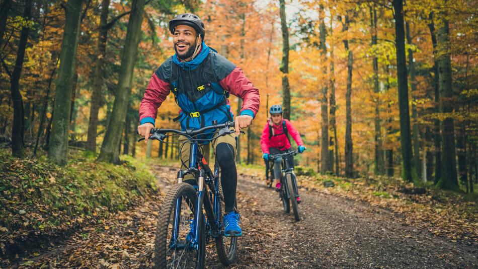 Radfahrer im Herbst