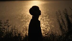 Mann im Gegenlicht am See. 