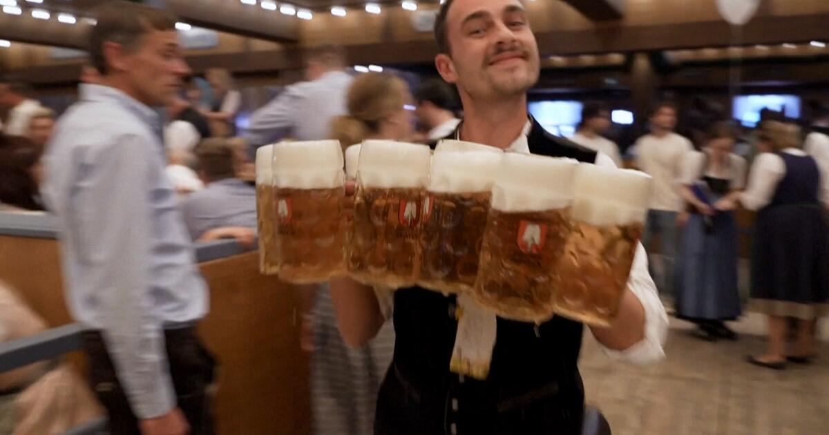 Oktoberfest 2024 So teuer ist eine Maß Bier oder ein halbes Hendl WEB.DE