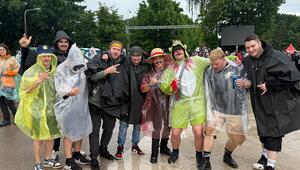 Fans stehen zum Festivalbeginn in einer Pfütze auf dem Gelände von Rock im Park in Nürnberg