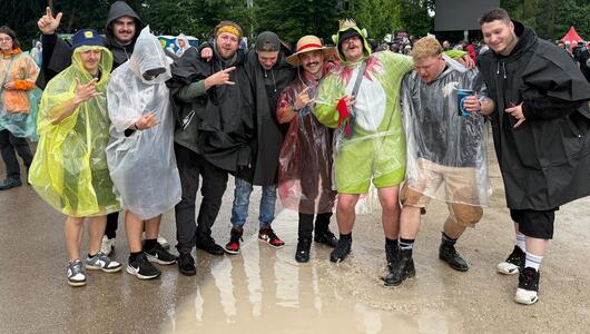 Fans stehen zum Festivalbeginn in einer Pfütze auf dem Gelände von Rock im Park in Nürnberg