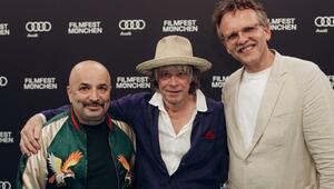 Die filmische Künstler-Autobiografie "The Klimperclown" von, mit und über Helge Schneider (M.) ...