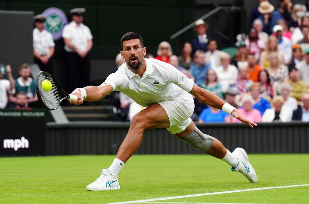Novak Djokovic streckt sich zum Start ins Wimbledon-Turnier nach einem Ball