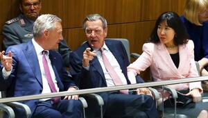 Seltener Auftritt des Altkanzlers: Schröder bei Ministerpräsidenten-Wahl
