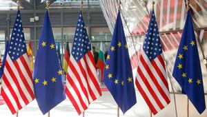EU-Flaggen und amerikanische Fahnen