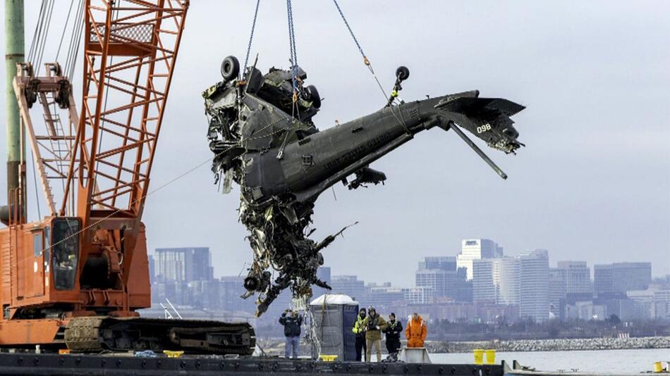 Flugzeugunglück in Washington: Hubschrauberwrack aus Fluss geborgen