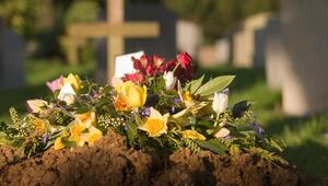 Blumen auf einem frischen Grab