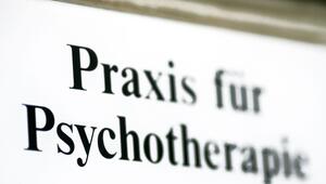 Ein Schild weist auf eine Praxis für Psychotherapie hin