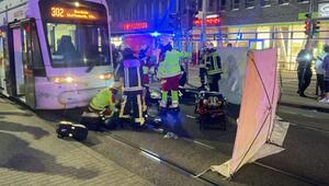 Frau unter Straßenbahn eingeklemmt und schwer verletzt