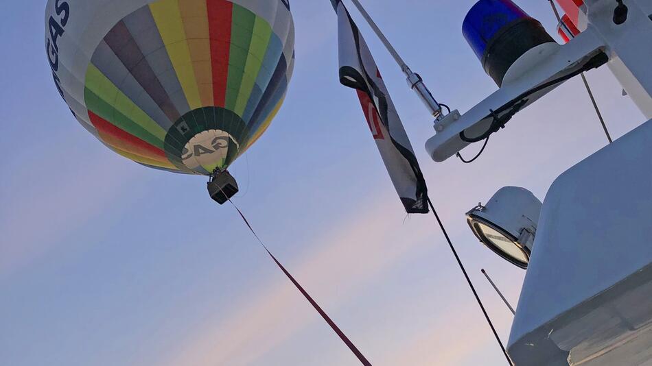 Seenotretter schleppen Heißluftballon nach Zinnowitz