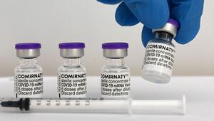 Vier Impfdosen stehen nebeneinander.