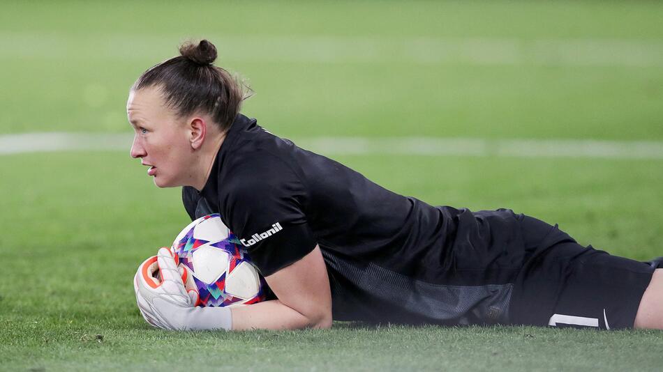 Almuth Schult begräbt im Champions-League-Spiel Wolfsburg gegen Arsenal den Ball unter sich