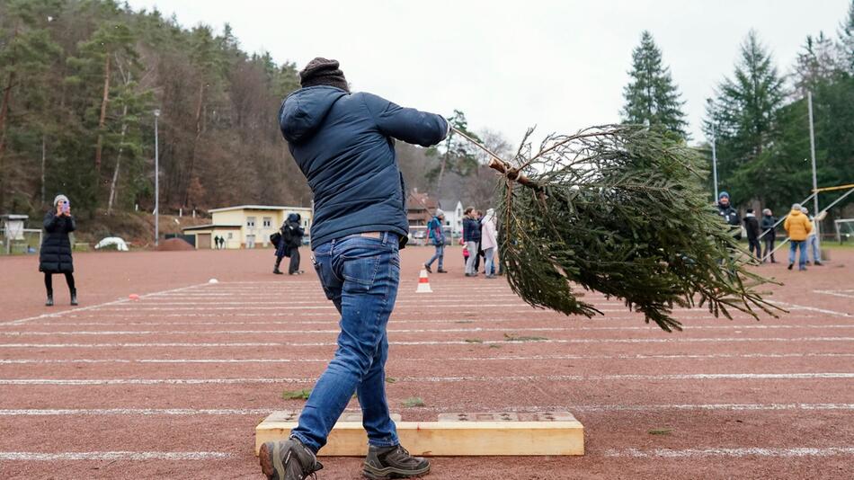 Weihnachtsbaumwerfen: Mit Schwung ins neue Jahr.