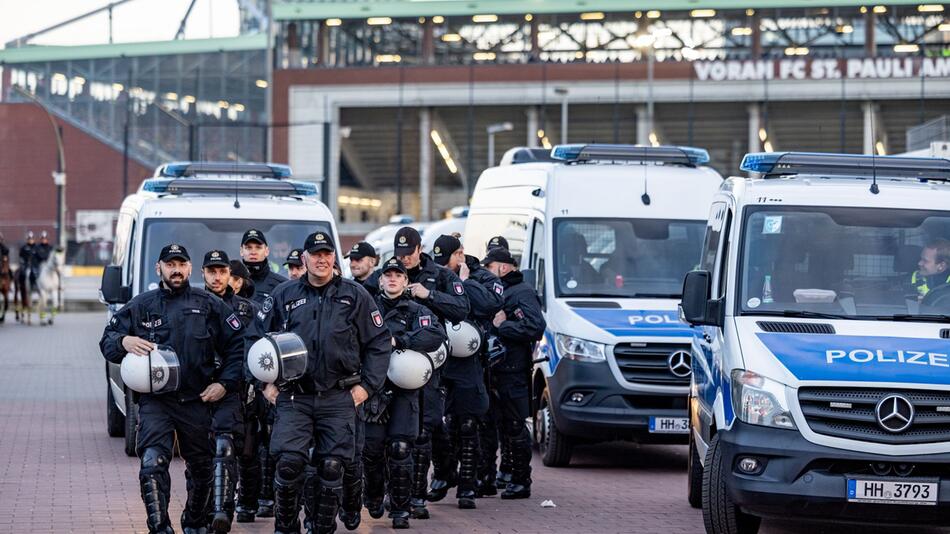 Polizei vor dem Millerntor-Stadion des FC St. Pauli