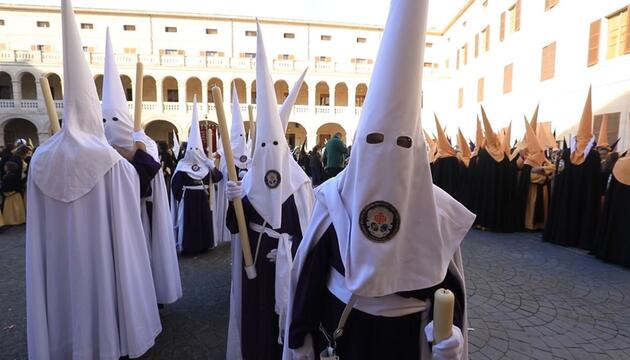 Osterprozession auf Mallorca: Büßer ziehen durch die Straßen