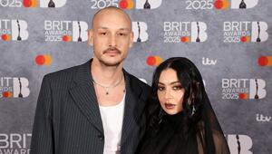 Charli XCX und George Daniel bei den BRIT Awards 2025.