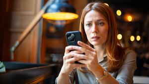 Frau ist besorgt, während sie auf den Smartphone-Bildschirm schaut