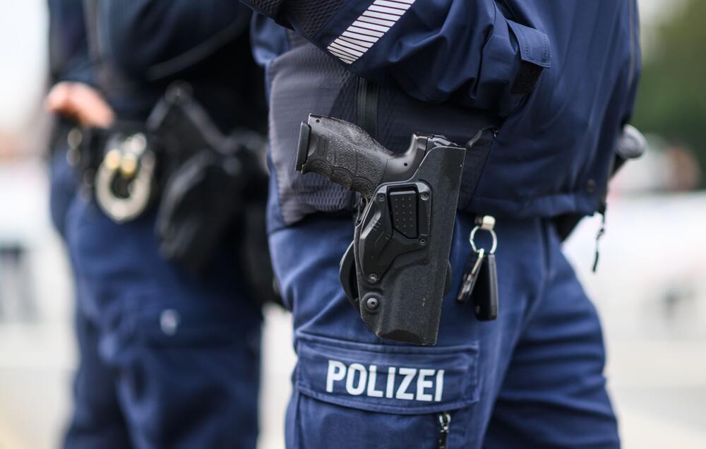 Polizist mit Dienstwaffe