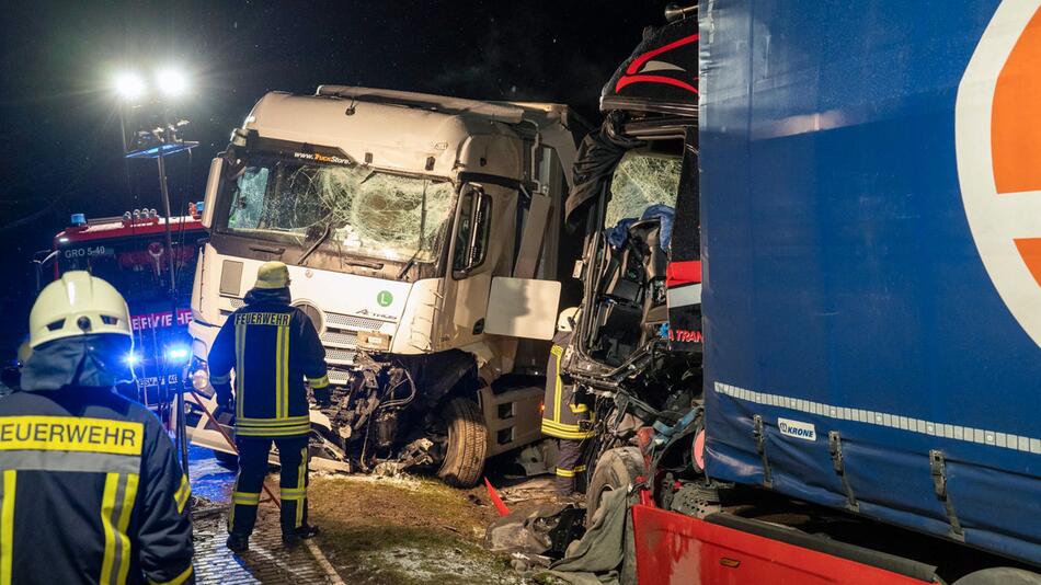 Lkw prallen aufeinander in Trubenhausen