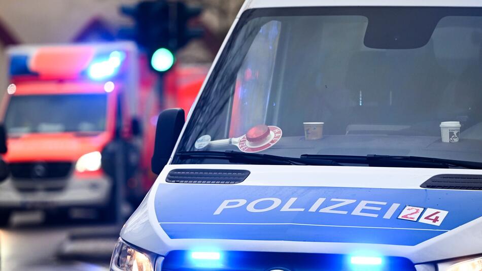 Polizei und Krankenwagen