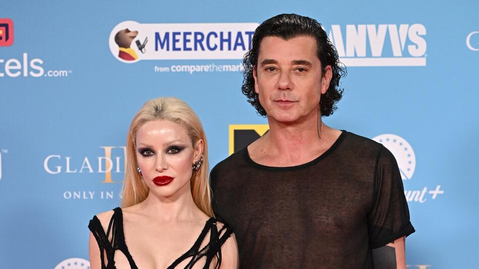 Xhoana X und Gavin Rossdale präsentierten sich in Manchester in schwarzen Outfits, die tief ...