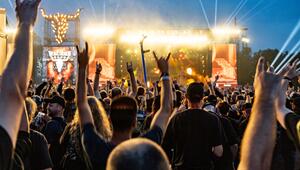 Festivalbesucher feiern zum Abschluss des Wacken Open Air