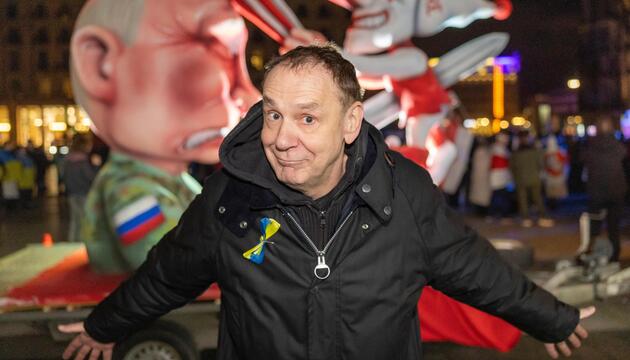 Künstler Jaques Tilly vor einem Karnevalswagen