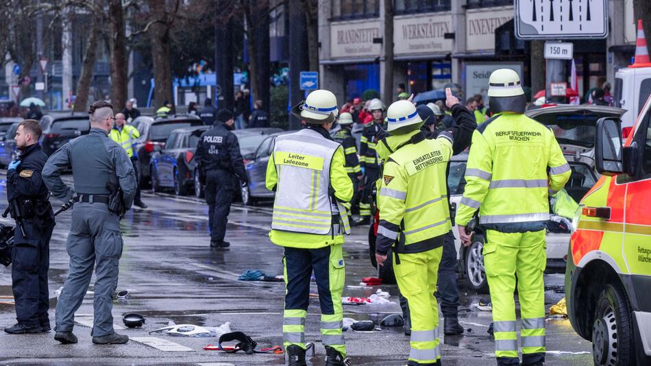 Auto in München in Menschengruppe gefahren