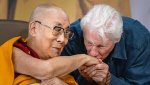 Mit einem Handkuss würdigt Richard Gere den nun 90 Jahre alten Dalai Lama (l.).