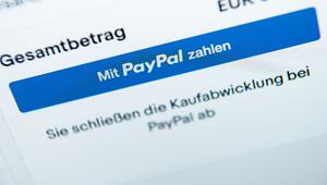 Der Schriftzug "Mit PayPal zahlen" auf einem Laptop