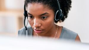 Frau telefoniert mit einem Headset