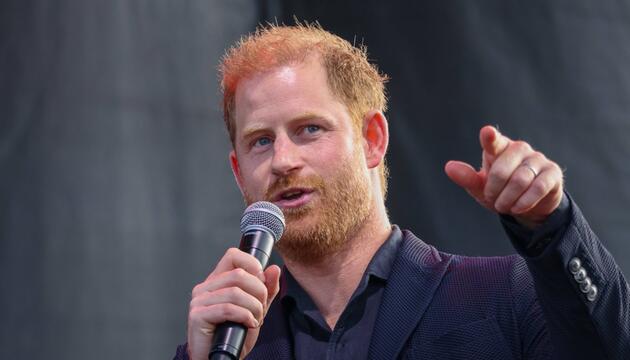 Prinz Harry hat bei einer Rede über die Royals gescherzt.