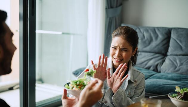Frau lehnt angebotenes Essen ab 