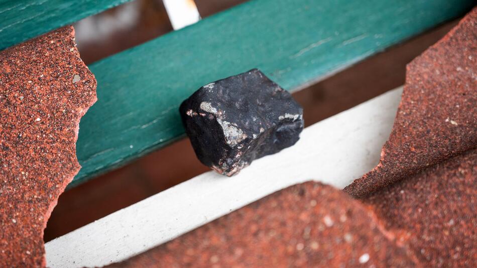 Der kleine Meteorit durchschlug das Dach eines Hauses