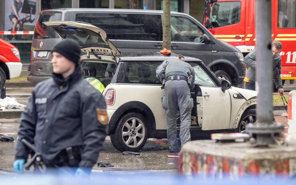 Auto in München in Menschengruppe gefahren