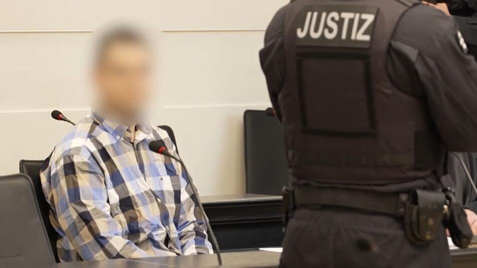 Mutter und Großeltern mit Axt erschlagen - Mann vor Gericht