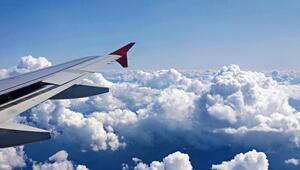 Flugzeug über den Wolken