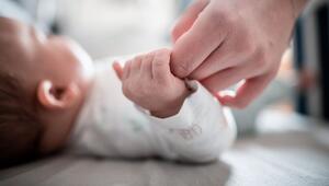 Baby hält die Hand der Mutter fest