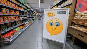 Aufsteller zur "Stillen Stunde" in einem Supermarkt.
