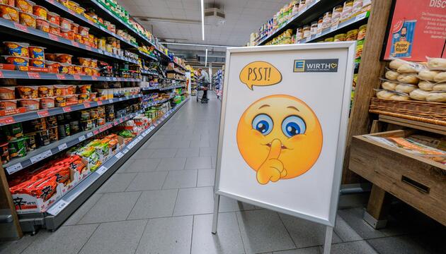 Aufsteller zur "Stillen Stunde" in einem Supermarkt.