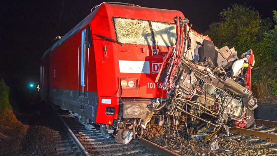 Lkw-Fahrer stirbt bei Zusammenstoß mit IC