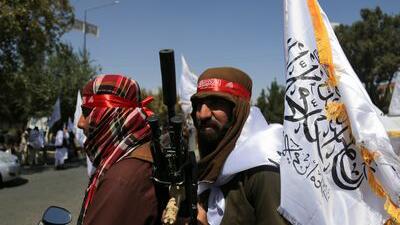 Taliban mit Fahnen
