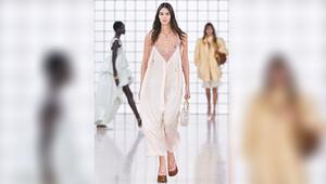 Vittoria Ceretti im cremefarbenen Slipdress bei der Chloé-Fashion-Show für Frühjahr und Sommer ...