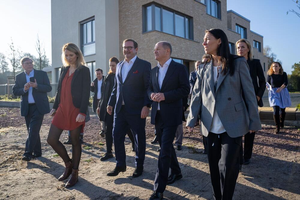 Bundeskanzler besucht Blütenviertel in Caputh