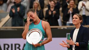 Aryna Sabalenka kann ihre Tränen nach der Finalniederlage gegen Coco Gauff nicht zurückhalten.