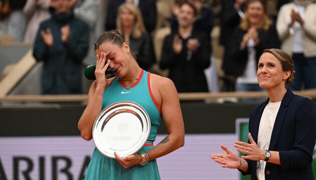 Aryna Sabalenka kann ihre Tränen nach der Finalniederlage gegen Coco Gauff nicht zurückhalten.