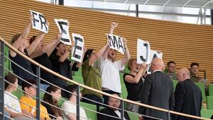 Störung im sächsischen Landtag: Linke protestieren für inhaftierte Aktivistin