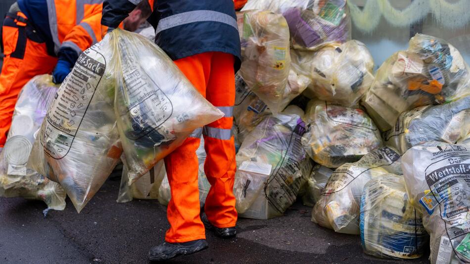 Gelbe Säcke werden eingesammelt