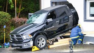 Auto landet in Küche einer Wohnung
